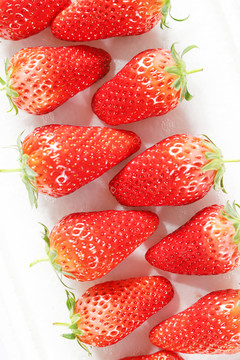 草莓背景图竖版