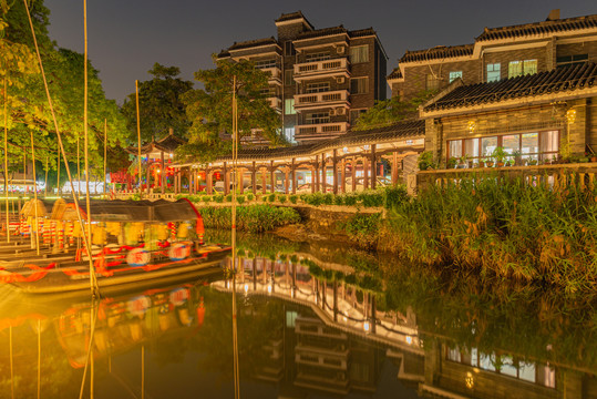 夜色中的東涌烏篷船或復古建筑