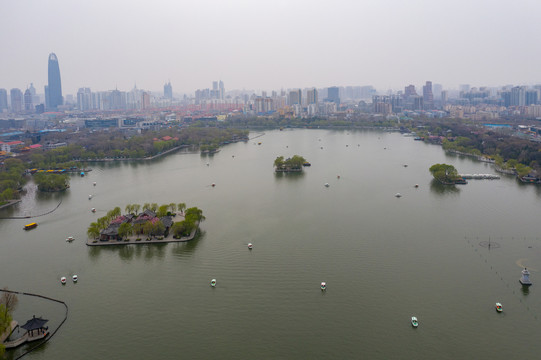 航拍济南大明湖春色满园08