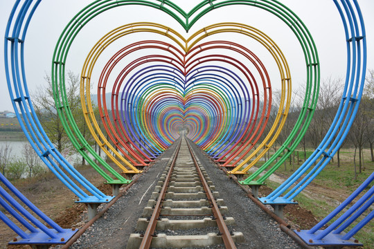铁轨与爱心隧道