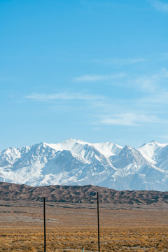 中国西部新疆荒凉戈壁雪山自然