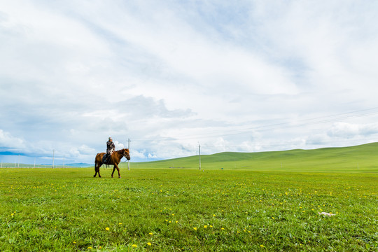 夏季草原骑的鄂温克族