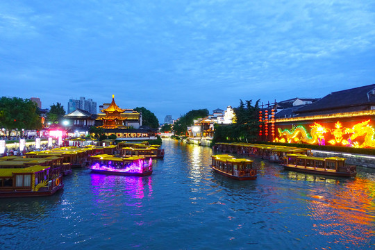 南京秦淮河泮池游船灯光夜景