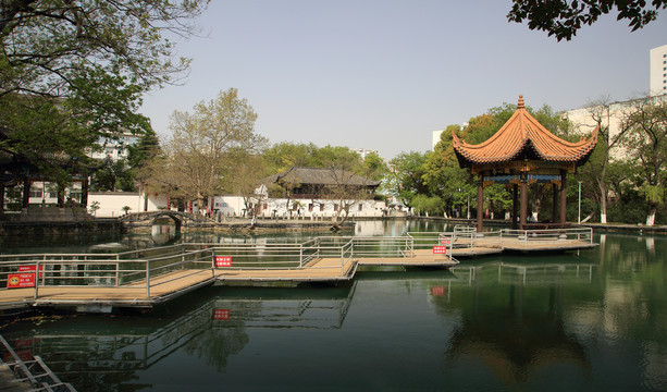 文明湖涼亭