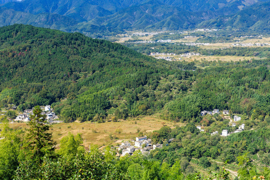 青山环抱皖南村落