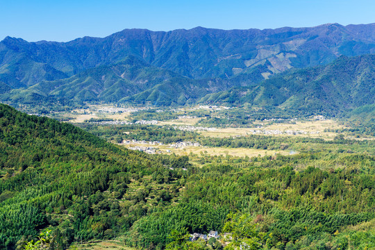 青山环抱皖南村落