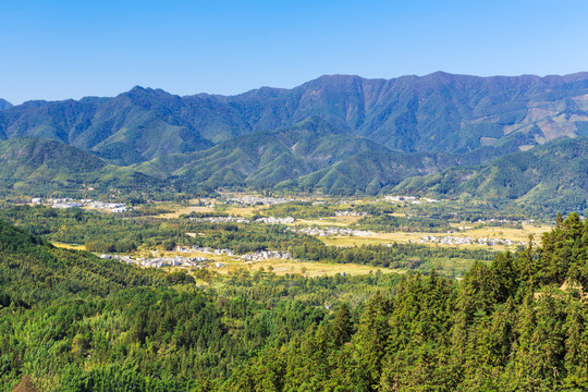 青山环抱皖南村落