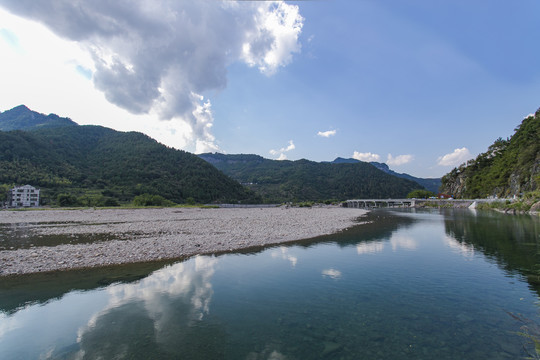 山水倒影