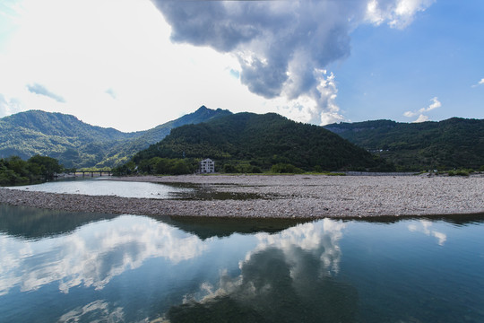 山水倒映