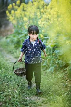 小女孩在油菜花丛中玩