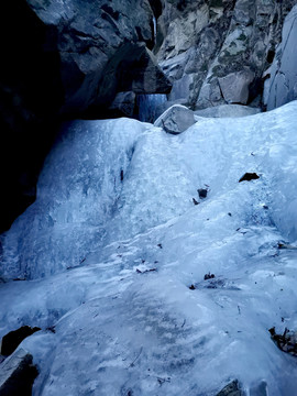 山涧溪流结冰