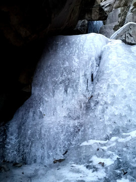 山涧溪流结冰