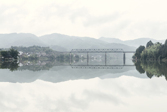 河流铁桥山水