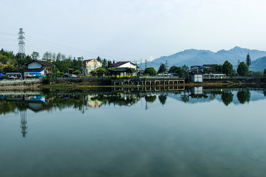 乡村宁静湖面