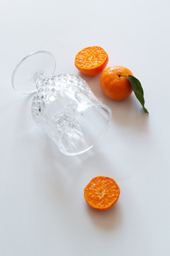 酒杯与橘子