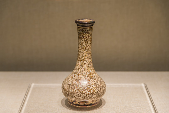 南宋吉州窑白釉褐彩卷草纹瓷瓶