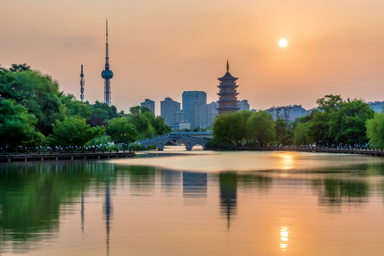 中国江苏泰州凤城河景区日暮风光