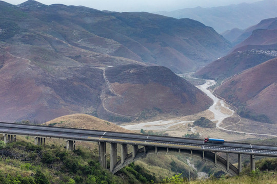 山脉沟壑河流与高速公路