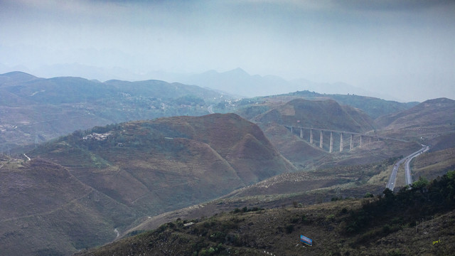 蜿蜒的高速公路与山脉沟壑