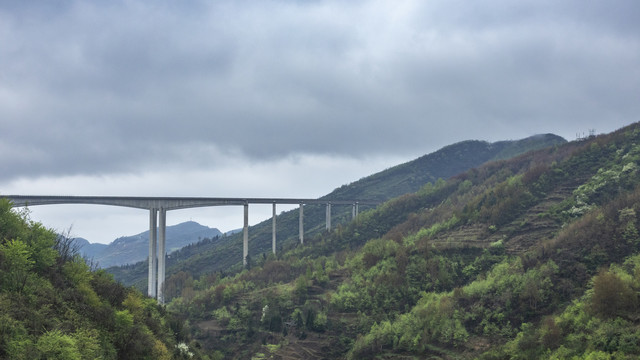 山脉与高速公路桥梁