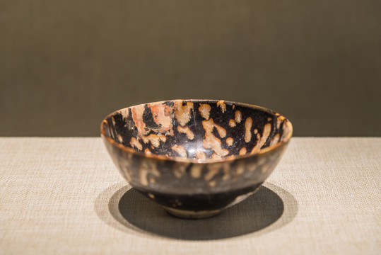 南宋吉州窑褐釉玳瑁纹瓷碗