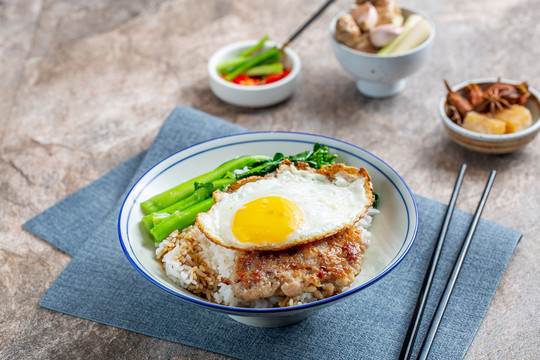 香煎脆边蛋肉饼饭