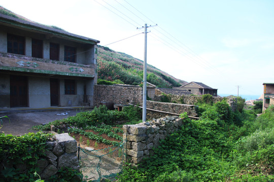 海岛无人居住破旧的房屋