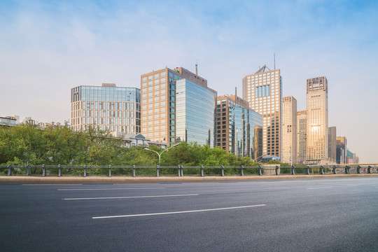 北京建国门大街的建筑和柏油马路