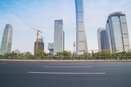 北京建国门大街的建筑和柏油马路