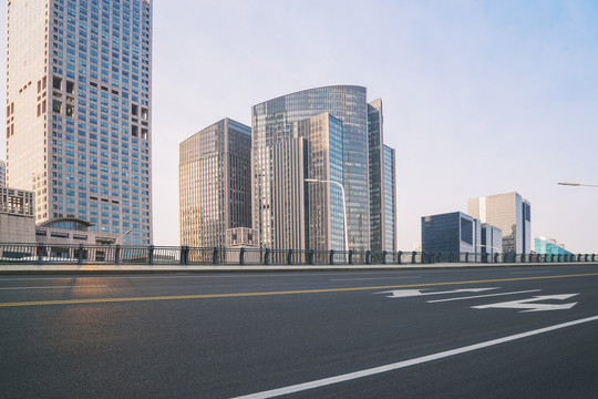 北京建国门大街的建筑和柏油马路