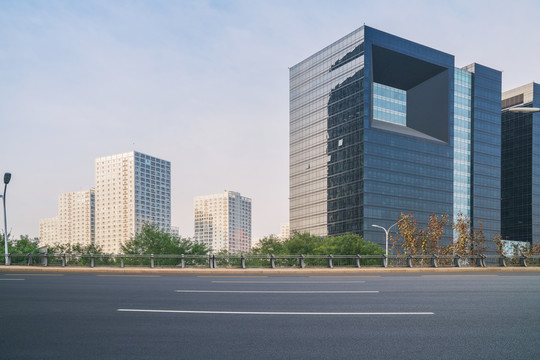 北京建国门大街的建筑和柏油马路