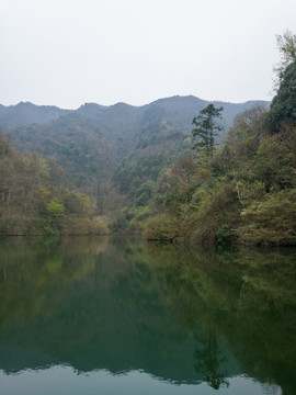 湖泊山峰森林