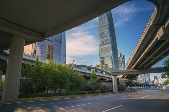 北京建国门大街的建筑和柏油马路