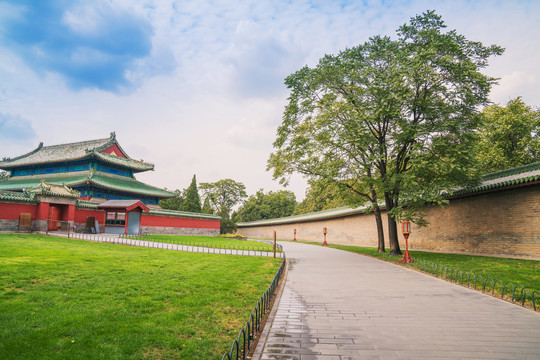北京天坛公园的古建筑和大片草坪