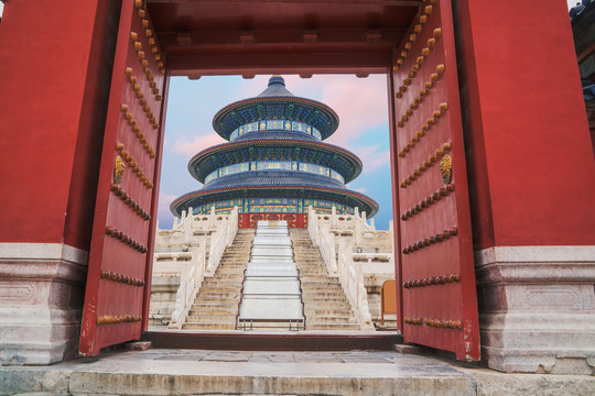 北京天坛公园古建筑城门和祈年殿