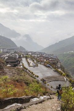 豆沙关古镇雨后云雾缭绕