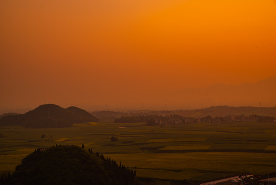 晚霞田野