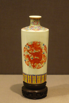 民国红彩团龙纹瓷瓶