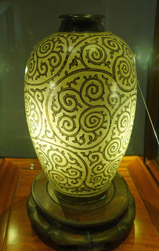 宋代吉州窑卷纹草瓷瓶