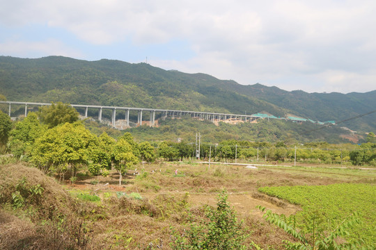 中阳高速经过的山区景色