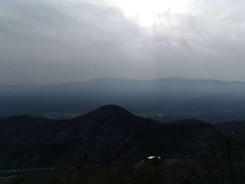 雾蒙蒙的群山