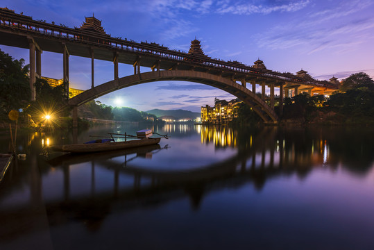 三江风雨桥夜景