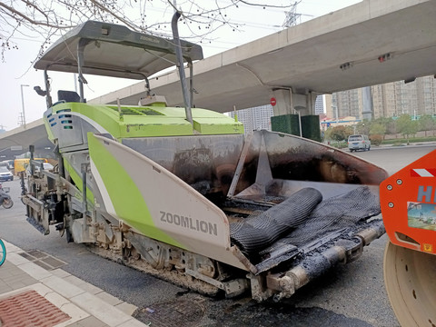 道路铺设工程车