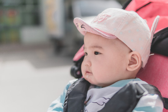 10个月大婴儿户外好奇表情特写