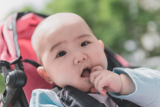 10个月大婴儿户外好奇表情特写