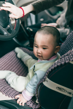 10岁婴儿在汽车里玩耍表情特写