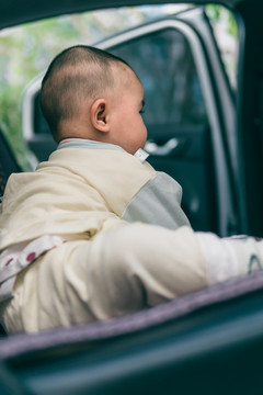 10个月婴儿在汽车里好奇张望