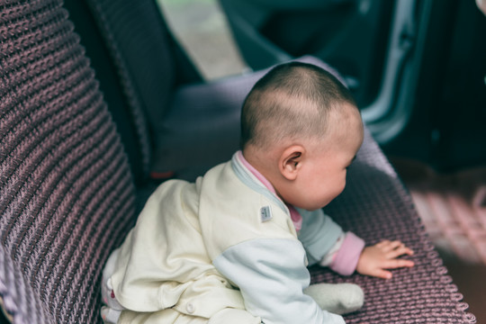 10个月婴儿在汽车里玩耍