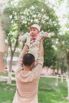 10个月大婴儿与父亲户外玩耍