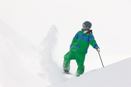 在阿尔卑斯山滑雪的运动员